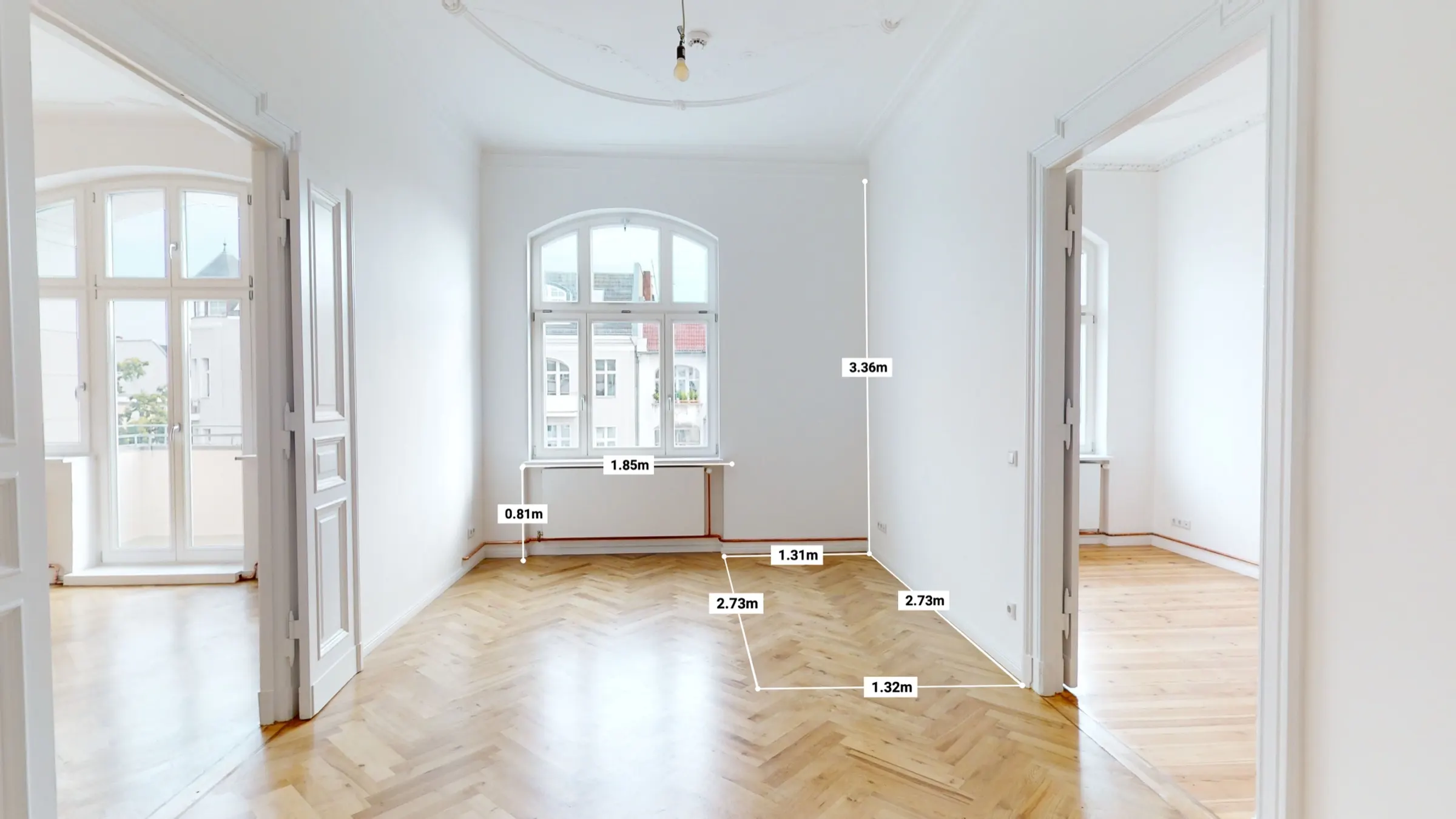 Virtual Twin einer Altbauwohnung: Blick durch zwei Flügeltüren, Raummaße eingeblendet